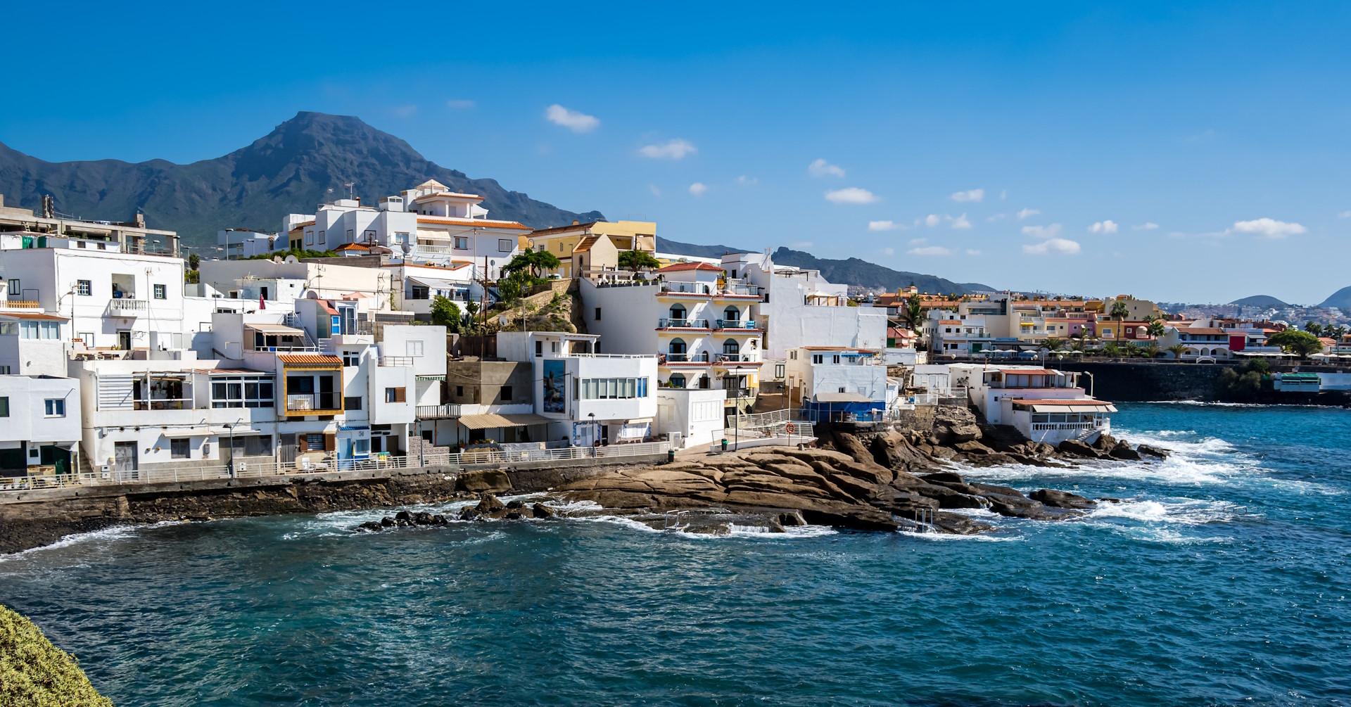 La Caleta has preserved its authenticity as a former small fishing village with charming narrow streets, but today it has become a sought-after, upscale residential area.