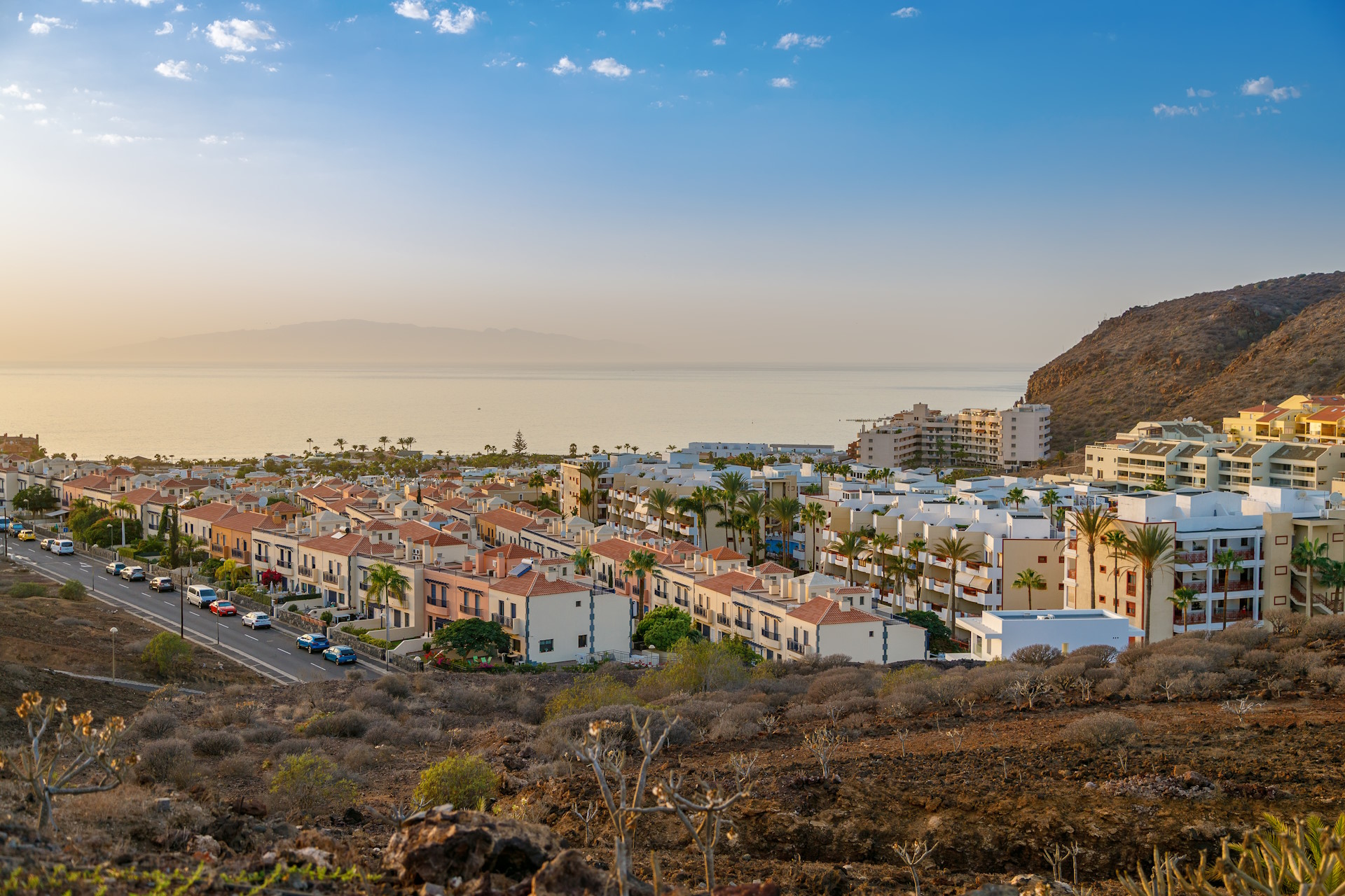 Palm-Mar ist ein ruhiger Küstenort im Süden Teneriffas, innerhalb der Gemeinde Arona. Diese sonnenverwöhnte Wohngegend ist perfekt sowohl für den Kauf einer Immobilie als Wohnsittz, als auch als Ferienwohnung.