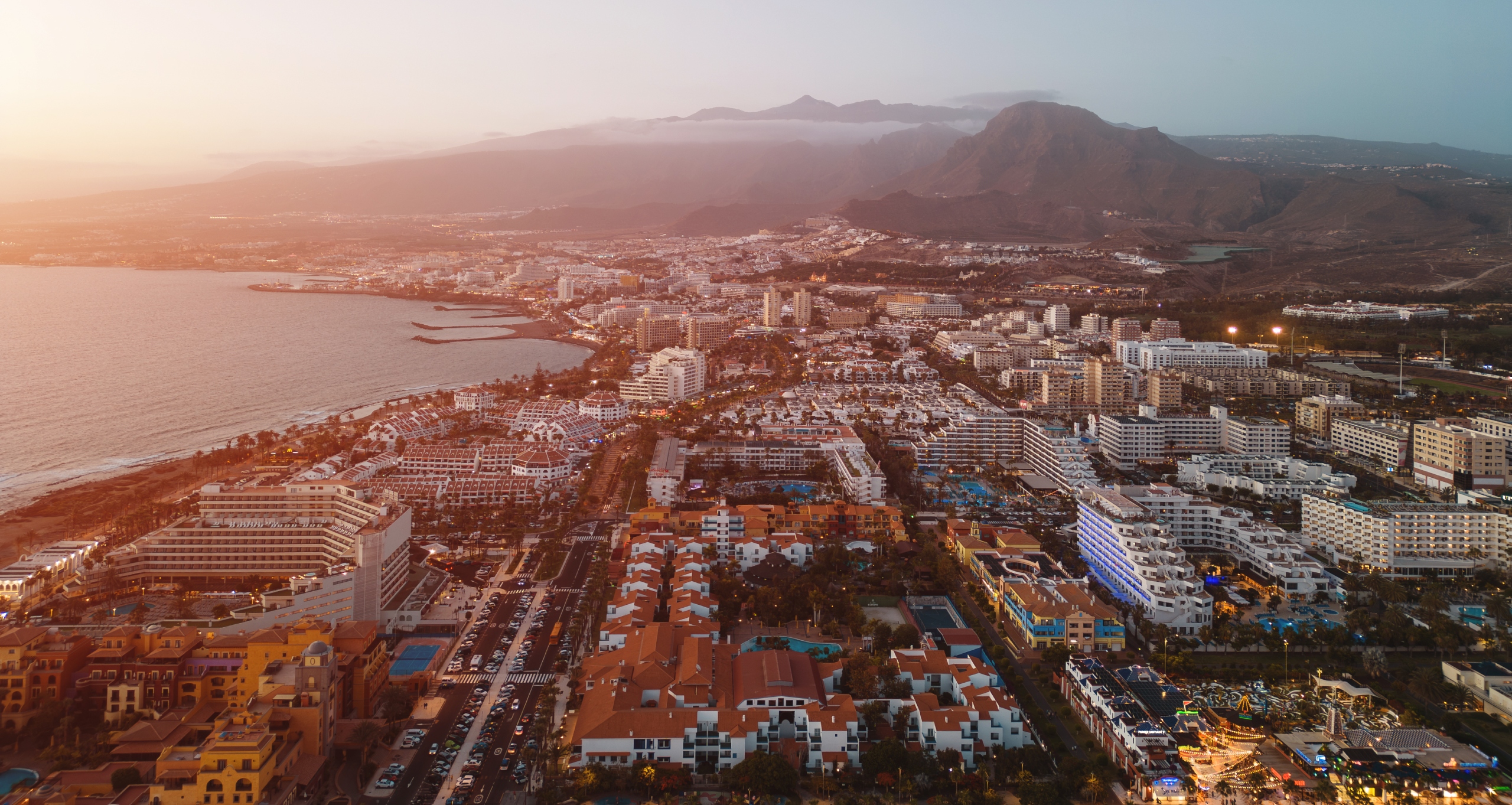 Playa Paraíso hat sich zu einem der begehrtesten Standorte an der sonnigen Südwestküste Teneriffas entwickelt. Der Ort bietet eine perfekte Mischung aus entspanntem Lifestyle und modernem Luxus.