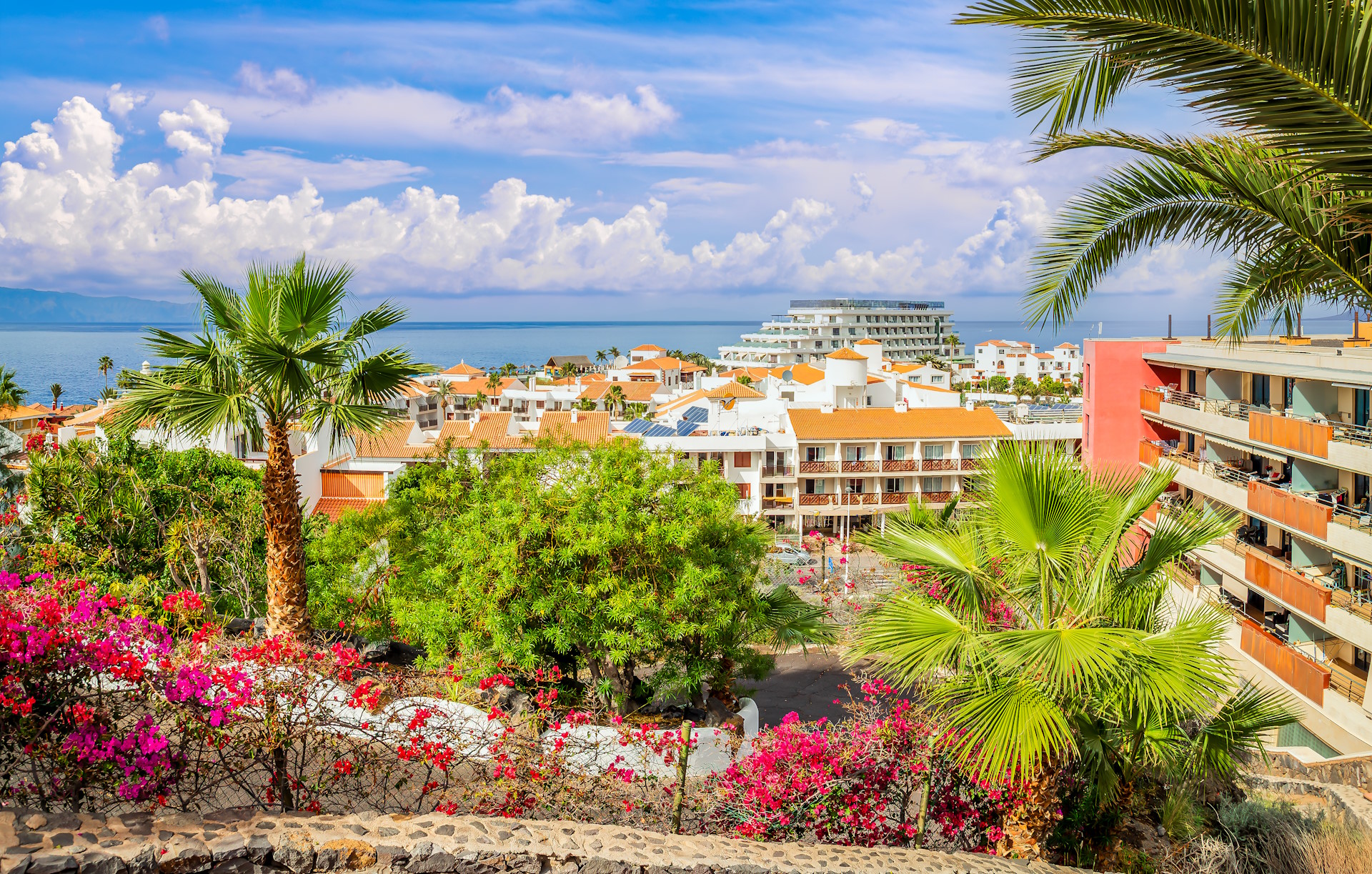 Santiago del Teide is a municipality located in the west of the island of Tenerife, about 45 km from the southern airport.